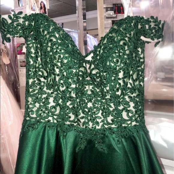 FAVIANA Style 10422- Emerald Green Off-Shoulder Dress (NEW W TAG +FREE SHIPPING) - Picture 6 of 8